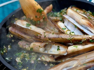 Scheermesjes op de barbecue met pittige sinaasappelkruidenboter