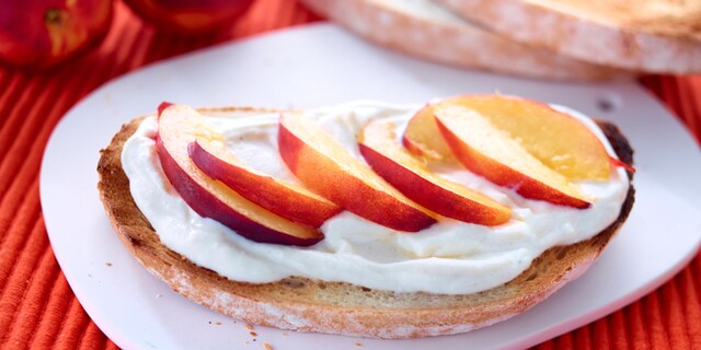 Toasts à la ricotta, miel et fruits