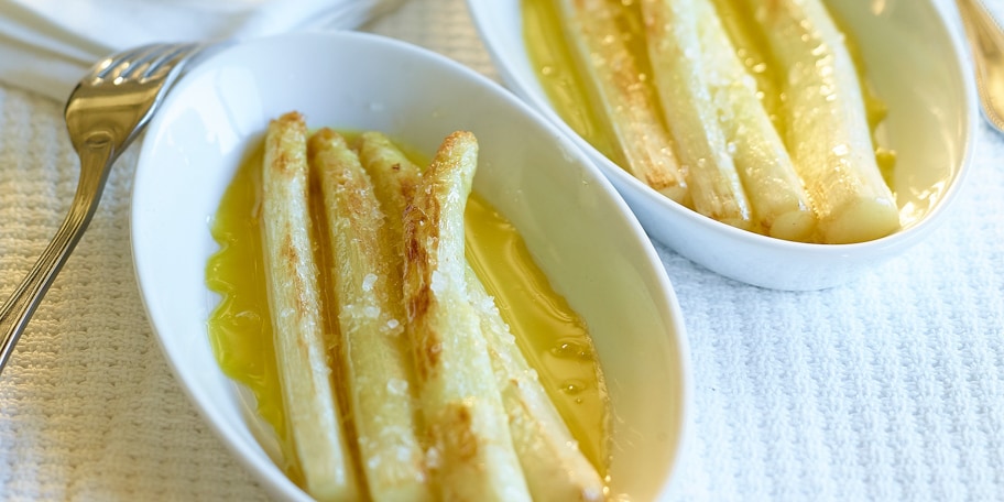 Gestoofde witte asperges met saffraan