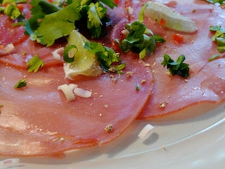 Carpaccio van gerookte tonijn op Thaise wijze