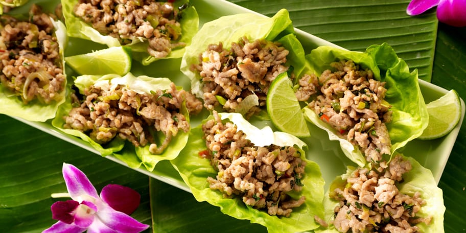 Porc pimenté en nids de laitue