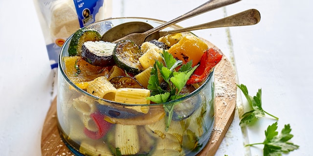 Salade de pâtes aux légumes grillés et au parmesan