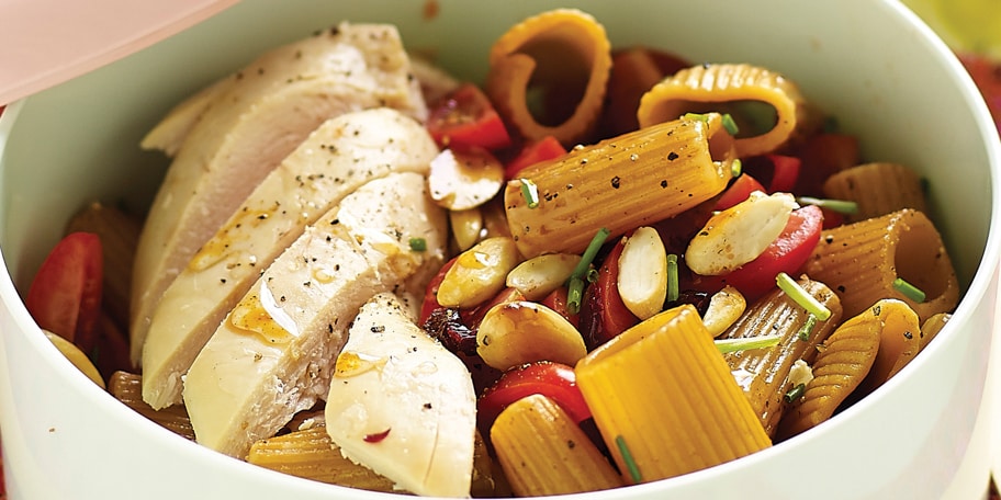 Salade van volkorenpasta, tomaten, amandelen en gerookte kip