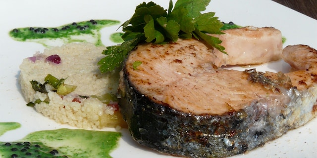 Darne de saumon, sauce au persil plat et taboulé
