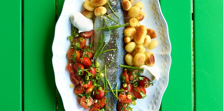 Truite vapeur accompagnée de salade de tomates, de pommes de terre et de crème aigre