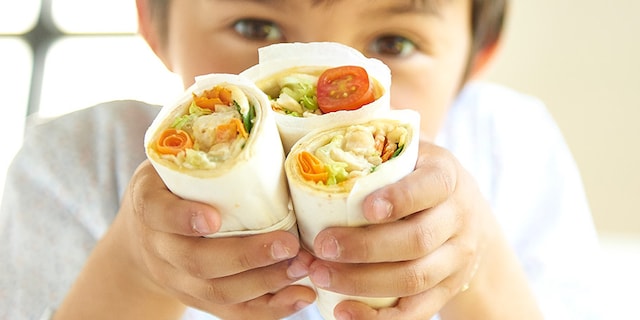 Wrap met kip, hummus en wortel