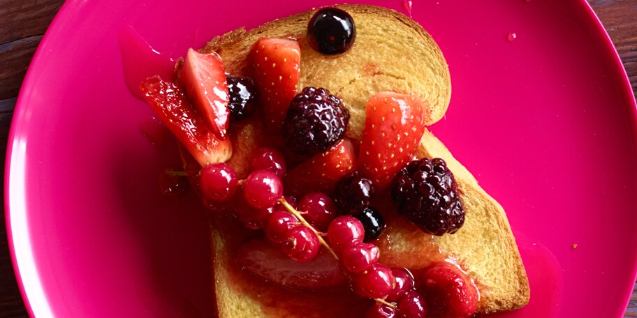 Boterham met in honing gebakken rode vruchten