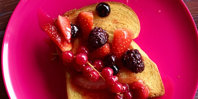 Boterham met in honing gebakken rode vruchten