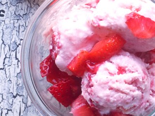 Yoghurtijsjes met aardbeien