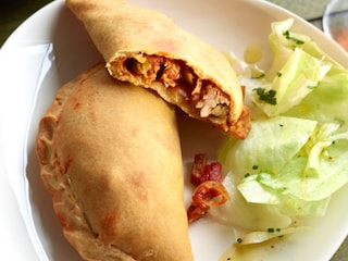 Empanada de thon et salade croquante