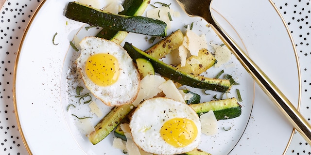 Courgettestaafjes met parmezaan en kwarteleitjes