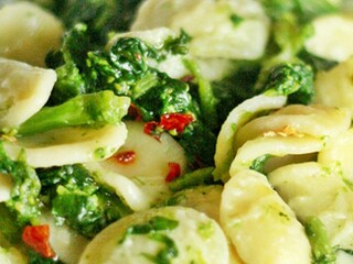 Orecchiette met broccoli en pijnboompitten