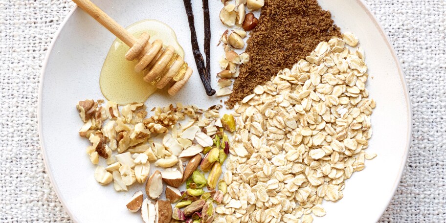 Havermoutpap met bruine suiker en noten