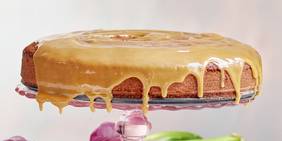 Cake au céleri-rave, citron, noix de coco et caramel