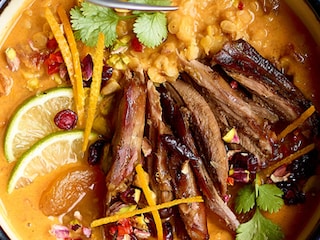 Stoofpot van fazant en dahl van linzen