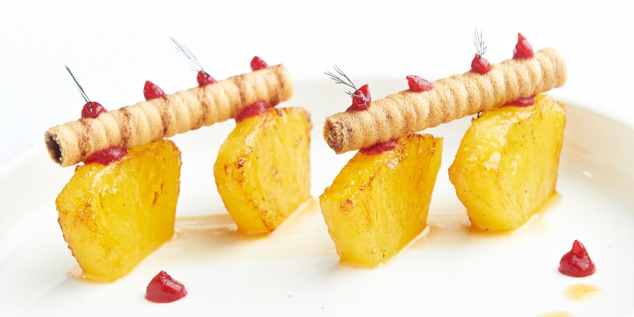Gekarameliseerde ananas, kruidensap, frambozengel en sorbet van rode wijn