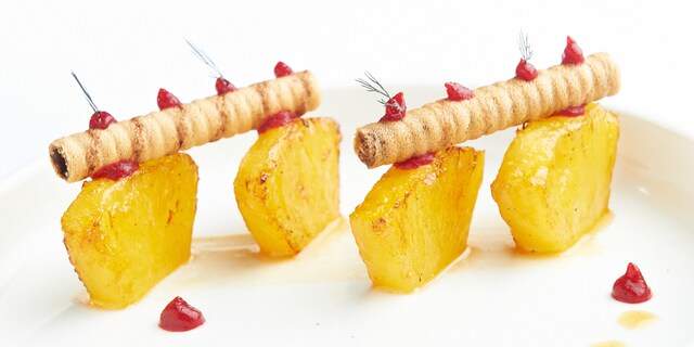 Gekarameliseerde ananas, kruidensap, frambozengel en sorbet van rode wijn