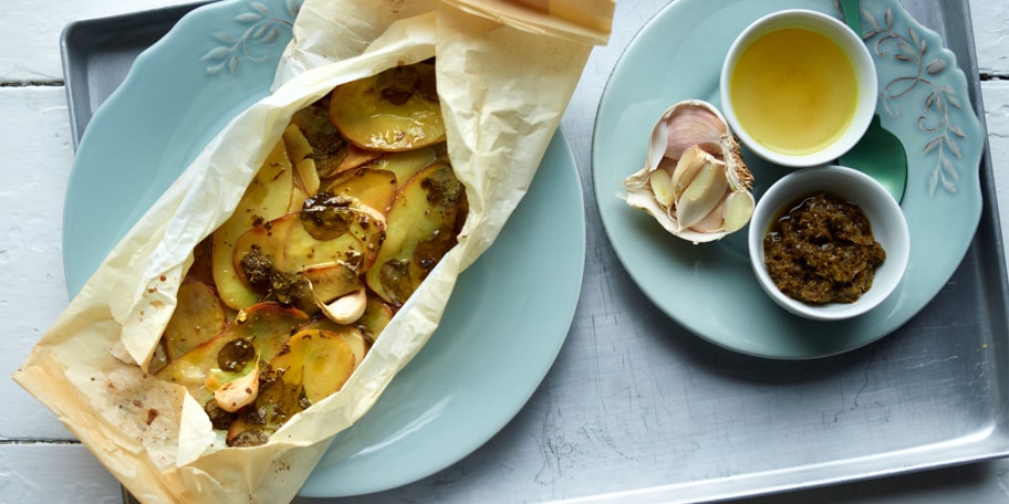 Aardappelen in papillot met kaffirblad