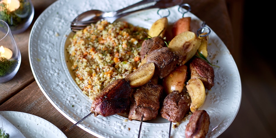 Eendenborstbrochettes met appel en quinoa