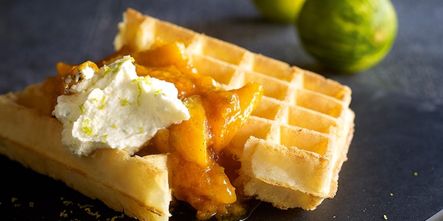 Brusselse wafel met een moes van abrikozen en rozemarijn, mascarponeroom met limoen