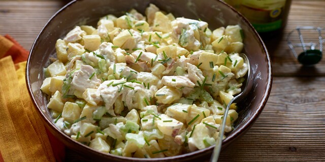 Salade de pommes de terre au poulet, pommes et cidre