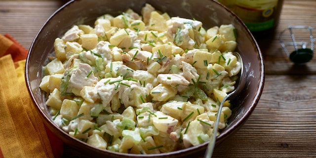 Aardappelsalade met kip, appels en cider