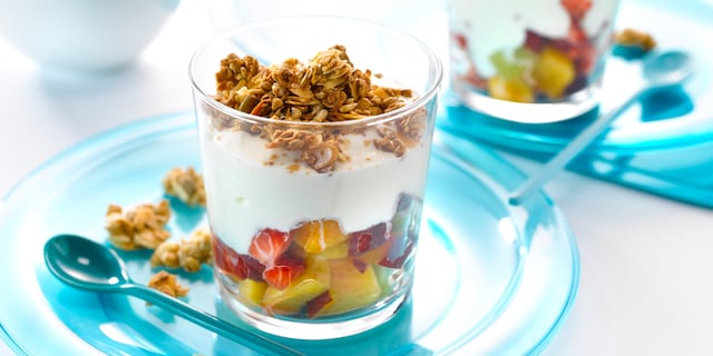 Yoghurt met vers fruit en knapperige granencrumble