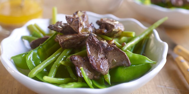 Lauwe salade van peultjes, sperziebonen en kippenlevers