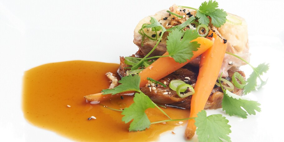 Caille au foie gras teriyaki, chicons au sésame, carotte confite et oignon frit