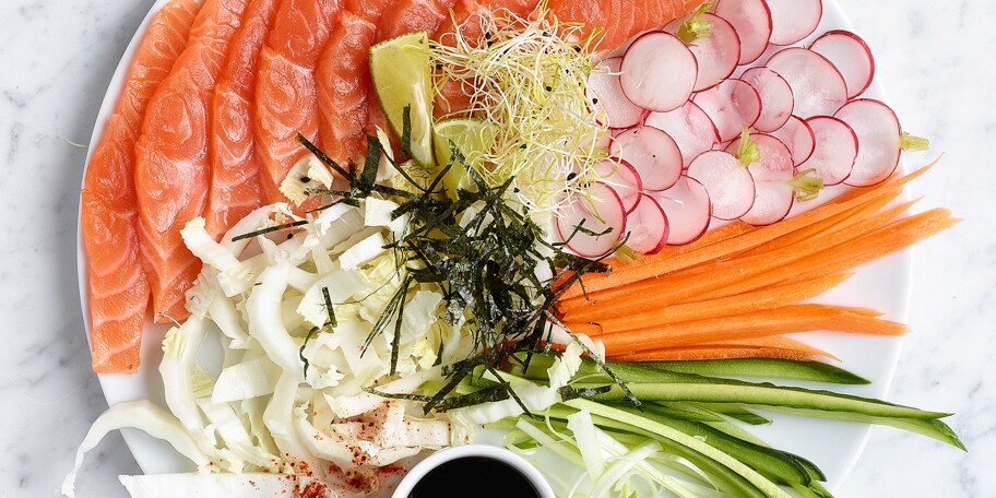 Salade van zalm en gemarineerde groenten