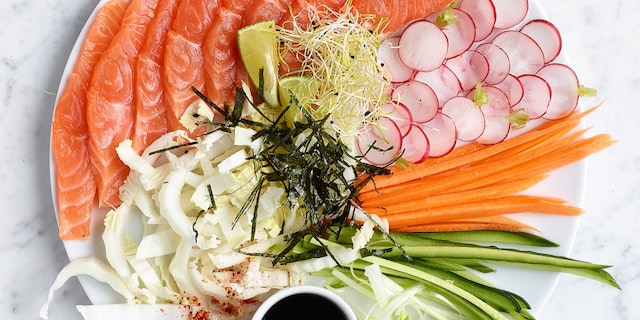 Salade van zalm en gemarineerde groenten