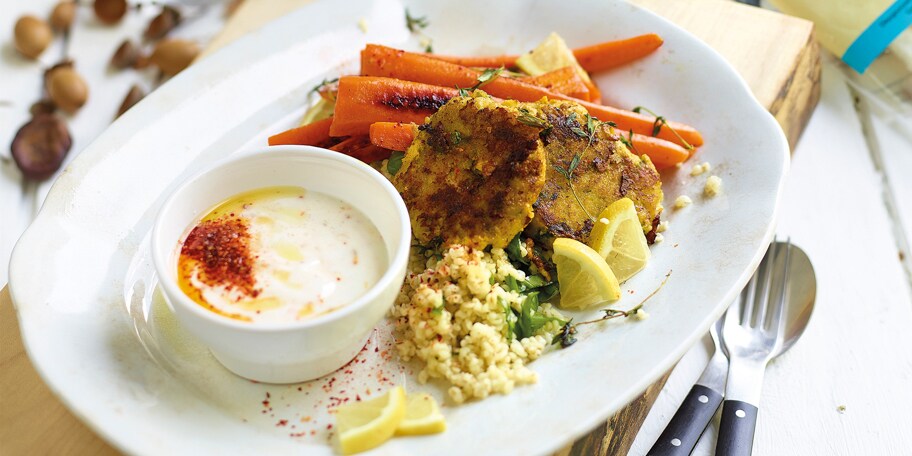 Viskroketjes met garnalen, wortelen, bulgur en yoghurtsaus