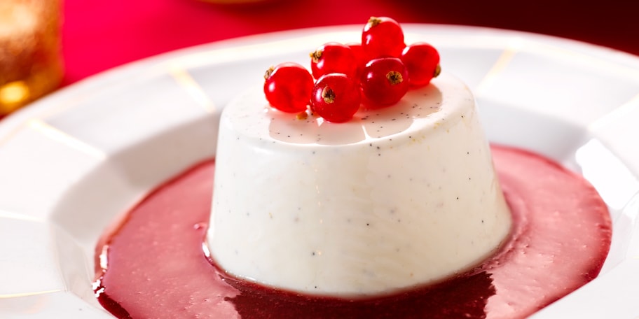 Panna cotta à la vanille, sauce rubis