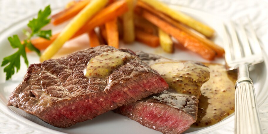 Steaks de bison, sauce aigre-douce à la moutarde à l’ancienne