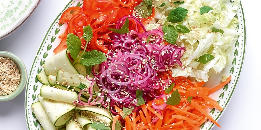 Salade van rauwe groenten met rijstazijn