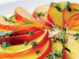 Perziken in muscaatwijn met verse munt