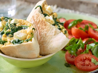 Pitas aux œufs brouillés, aux épinards et à la feta