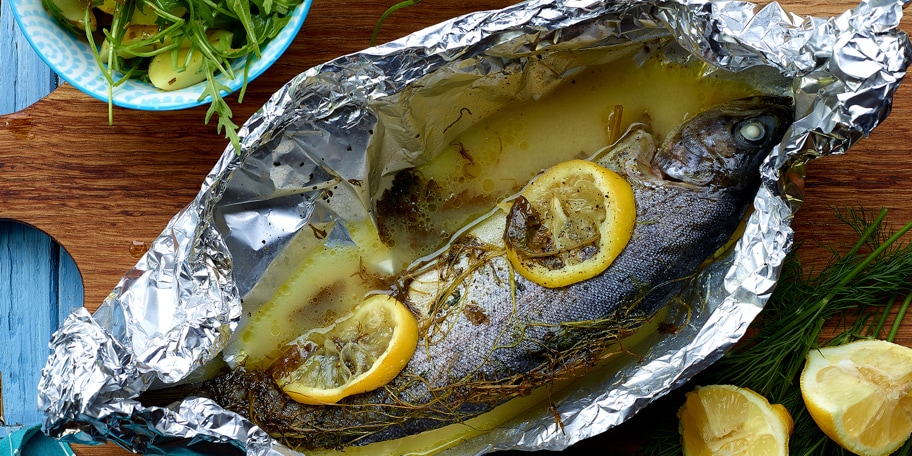 Ardeense forel in papillot op de barbecue met kruiden en gerookte aardappelsalade