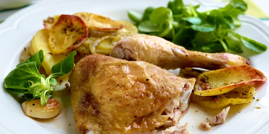 Cuisses de poulet au vin blanc et pommes boulangère