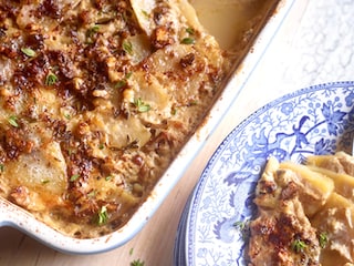 Gegratineerde aardappelen met roquefort en noten