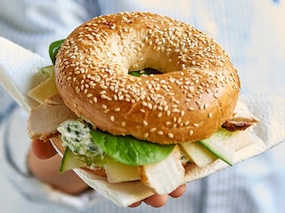 Bagel de fromage frais aux épinards et poulet