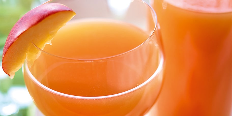 Wijn met perziken en frambozen