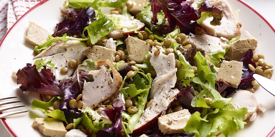 Salade d'effilochée de poulet rôti et pétales de foie gras