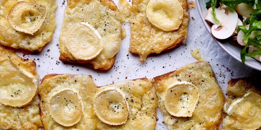 Krokante toasten met twee soorten kaas