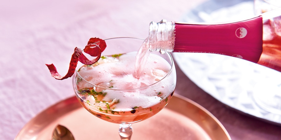 Lychees au champagne rosé, menthe et poivre noir