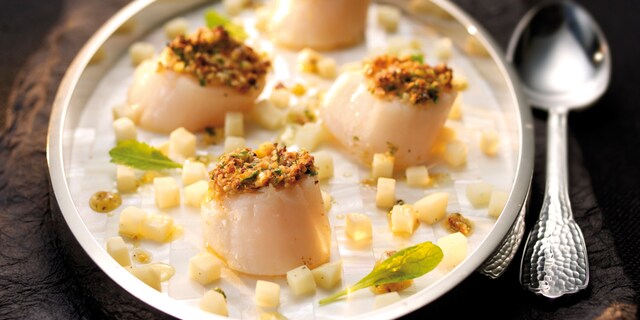 Gebakken sint-jakobsvruchten met hazelnootboter en knolselder