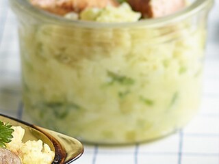 Stoemp aux poireaux avec saucisses de saumon