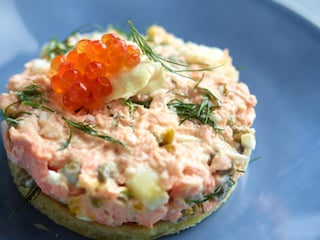 Mousse de saumon sur toast et garniture d’œufs de poisson fumés