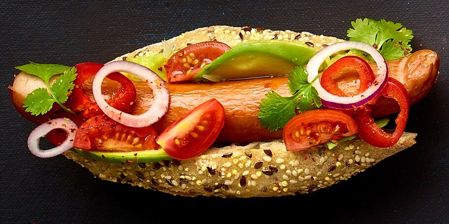 Hotdog met avocado en tomatensalsa