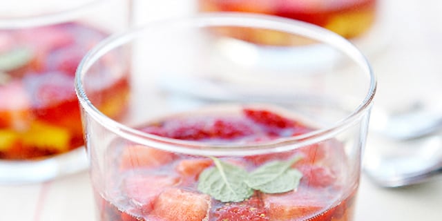 Aardbeien met muscatwijn en roze peper
